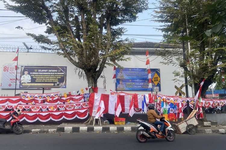 Penjualan Bendera di Sukabumi Lesu, Pedagang: Ini Masih Stok Tahun Lalu