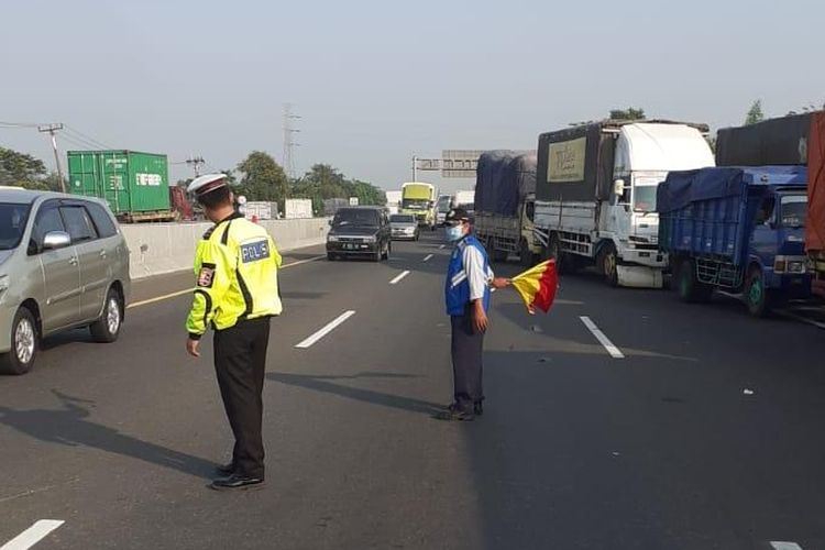 Kecelakaan tunggal truk ODOL di Tol Jakarta-Cikampek