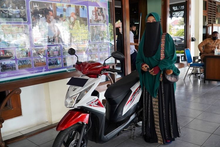 Bupati Jepara, Jawa Tengah Dian Kristiandi didampingi Kapolres Jepara AKBP Warsono memberikan bantuan sepeda motor matik kepada salah seorang warganya, IS (34) istri terduga teroris di ruang kerjanya, Selasa (15/2/2022).