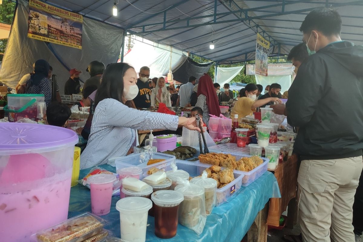 Pedagang gorengan atau takjil, Rere di Bendungan Hilir, Tanah Abang, Jakarta Pusat, Senin (4/4/2022). 