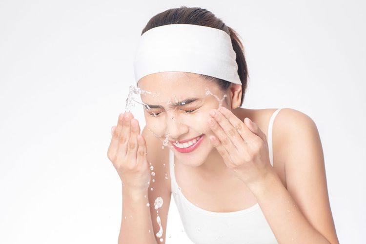Mencuci wajah dengan air dingin secara rutin sangat baik dalam menjaga kesehatan kulit.