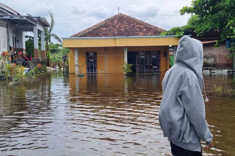Warga menjelaskan situasi banjir yang dialami di wilayah Kelurahan Genuksari, Semarang, Selasa (3/1/2023).