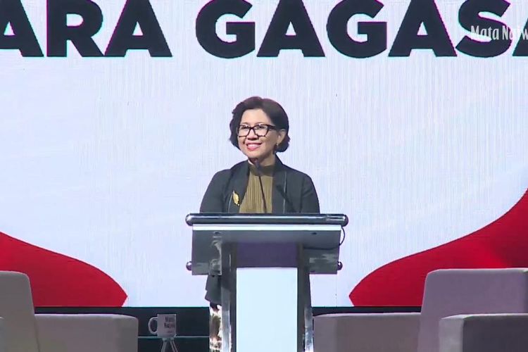 Rektor Universitas Gadjah Mada (UGM), Profesor Ova Emilia ketika memberikan sambutan dalam penyelenggaraan dialog  3 Bacapres Bicara Gagasan  di Grha Sabha Pramana Universitas Gadjah Mada (UGM) Selasa (19/9/2023).