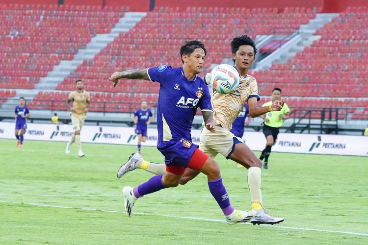 Pemain Arema FC Achmad Maulana berebut bola dengan pemain Persik Kediri Irfan Bachdim saat laga pekan ke-20 Liga 1 2023-2024 yang berakhir degan skor 0-1 di Stadion Kapten I Wayan Dipta Gianyar, Bali, Senin (26/11/2023) sore.