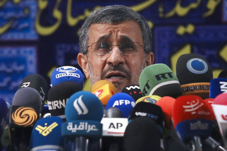 Mantan Presiden Mahmoud Ahmadinejad berbicara dengan media setelah mendaftarkan namanya sebagai kandidat untuk pemilihan presiden 18 Juni di markas besar pemilihan Kementerian Dalam Negeri di Teheran, Iran, Rabu (12/5/2021).