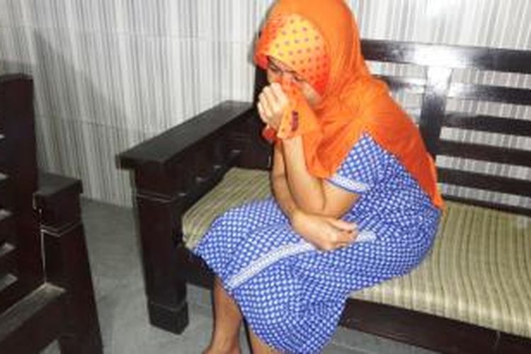 Sl (38), warga Desa Yosorati, Kecamatan Sumberbaru, Jember, Jawa Timur, yang menjadi tersangka kasus pembunuhan terhadap anak kandungnya sendiri, Iin (20), menjalani pemeriksaan lanjutan di Mapolres Jember, Jumat (8/8/2014).