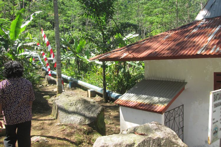 Warga berjalan di pembangkit listrik tenaga mikro hidro (PLTMH) di Desa Karangtengah, Kecamatan Cilongok, Kabupaten Banyumas, Rabu (29/6/2022). 