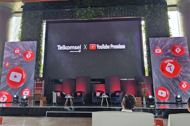 Telkomsel bekerja sama dengan YouTube menghadirkan paket YouTube Premium seharga Rp 49.000 per bulan. Paket ini mencakup langganan YouTube Premium plus tambahan kuota nonton2 GB selama 30 hari.
