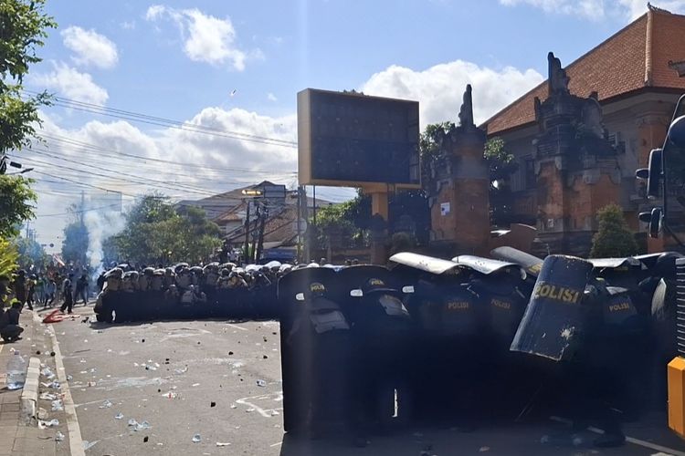 Unjuk rasa di Mapolda Bali, di Jalan Wr Supratman,Kota Denpasar, Sabtu (30/8/2025), ricuh.