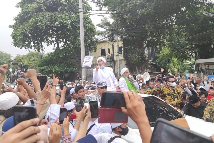 Pimpinan Front Pembela Islam (FPI) Rizieq Shihab tiba di sekitar kediamannya di kawasan Petamburan, Jakarta Pusat dan disambut oleh massa pendukungnya, Selasa (10/11/2020).