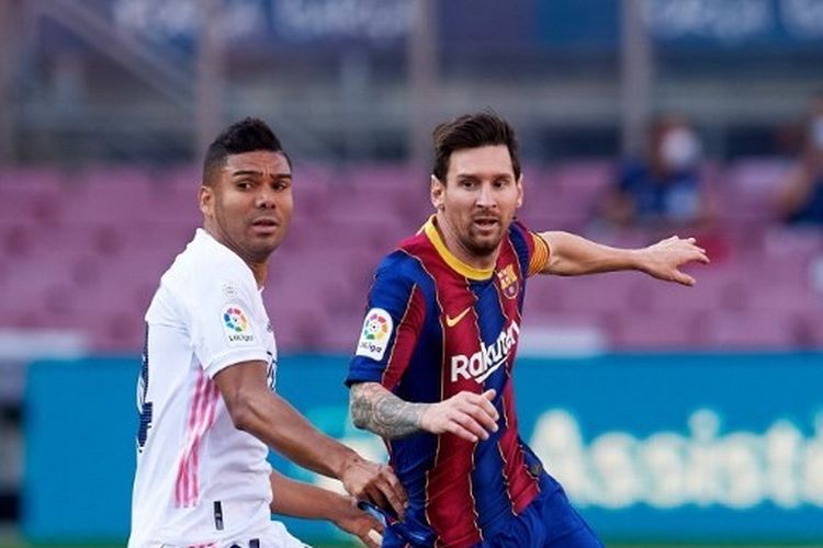 Casemiro dan Lionel Messi dalam duel malam El Clasico antara Barcelona vs Real Madrid di Camp Nou, Sabtu (25/10/2020).