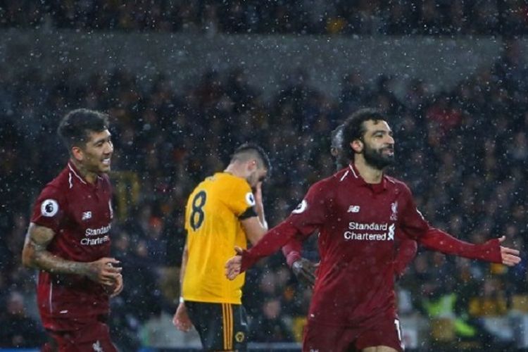 Roberto Firmino mengejar Mohamed Salah yang tengah merayakan golnya pada pertandingan Wolverhampton Wanderers vs Liverpool dalam lanjutan Liga Inggris di Stadion Molineux, 21 Desember 2018. 