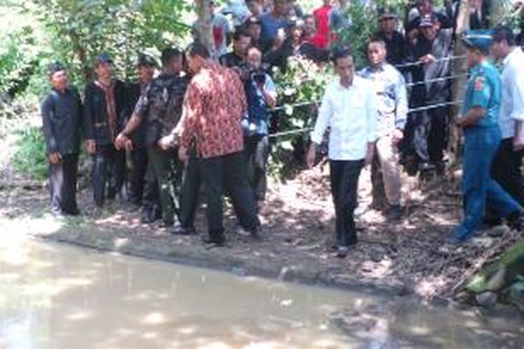 Presiden Joko Widodo turun ke pinggir Kali Citarum, Jawa Barat, Jumat (26/12/2014).