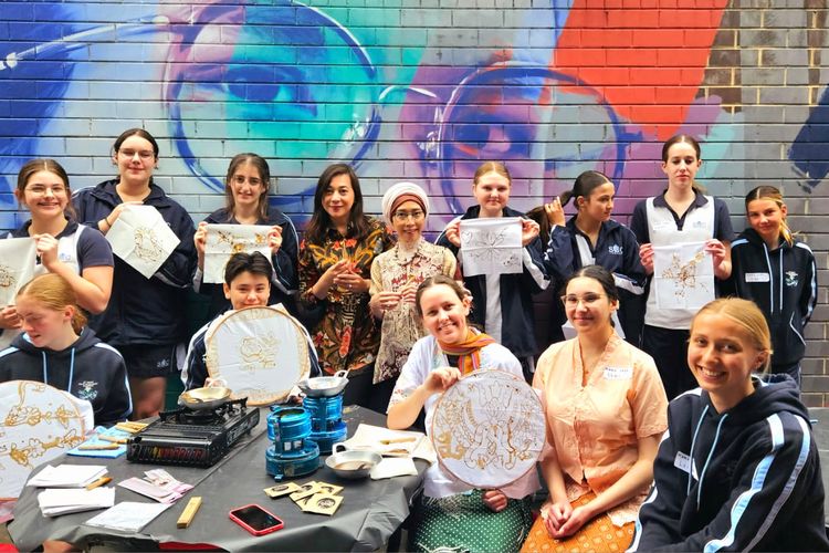 Konjen RI Vedi Kurnia Buana beserta rombongan KJRI Sydney menyambangi St Mary Star of the Sea College merealisasikan kegiatan Indonesia Goes to School (IGtS), Selasa (12/9/2023). Salah satu kegiatan yang dilakukan adalah membatik.