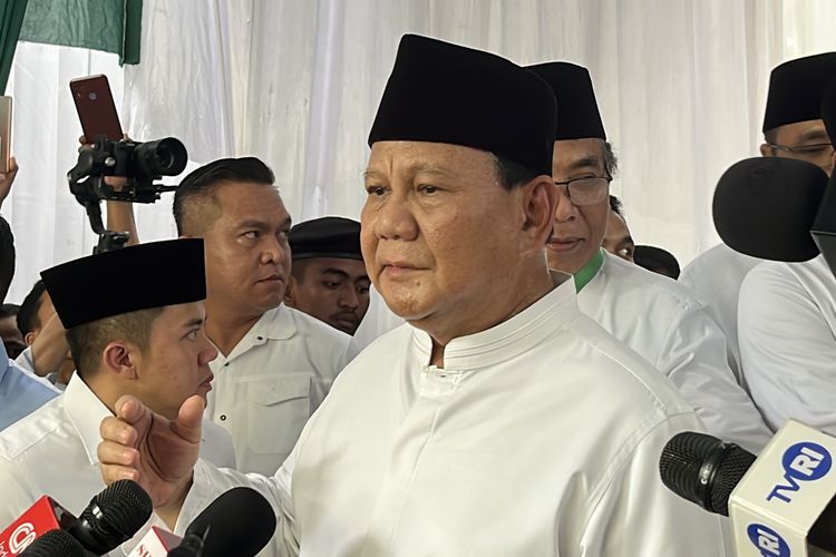 Presiden terpilih Prabowo Subianto saat ditemui usai menghadiri acara halal bihalal di Kantor Pengurus Besar Nahdlatul Ulama (PBNU) di Jalan Kramat Raya, Jakarta Pusat, Minggu (28/4/2024).