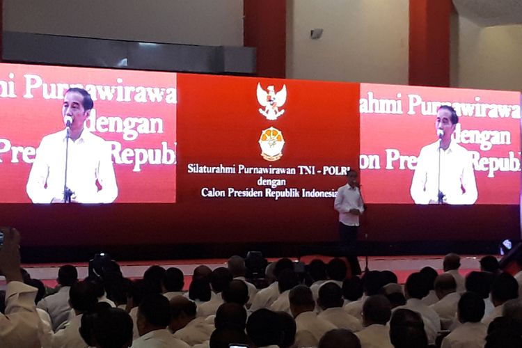 Capres nomor urut 01 Joko Widodo dalam acara silaturahim dan deklarasi dukungan purnawirawan TNI-Polri di Hall C1 JIExpo Kemayoran, Jakarta, Minggu (10/2/2019).