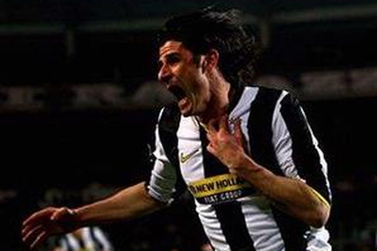 Striker Juventus Vincenzo Iaquinta mencetak gol pembuka ke gawang Chelsea.