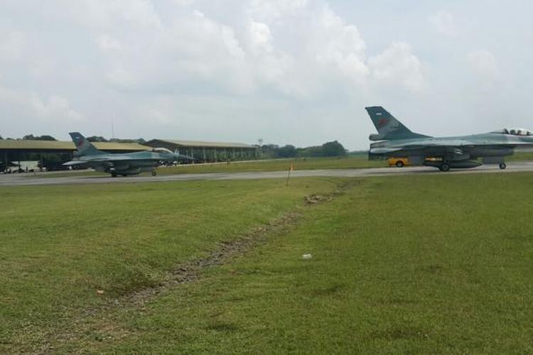 LATIHAN?Pesawat F16 milik skuadron tiga Lanud Iswahjudi siap terbang saat akan mengikuti pralatihan Puncak TNI AU Angkasa Yudha di Lanud Iswahjudi, Magetan, Jawa Timur, Selasa (20/9/2016)