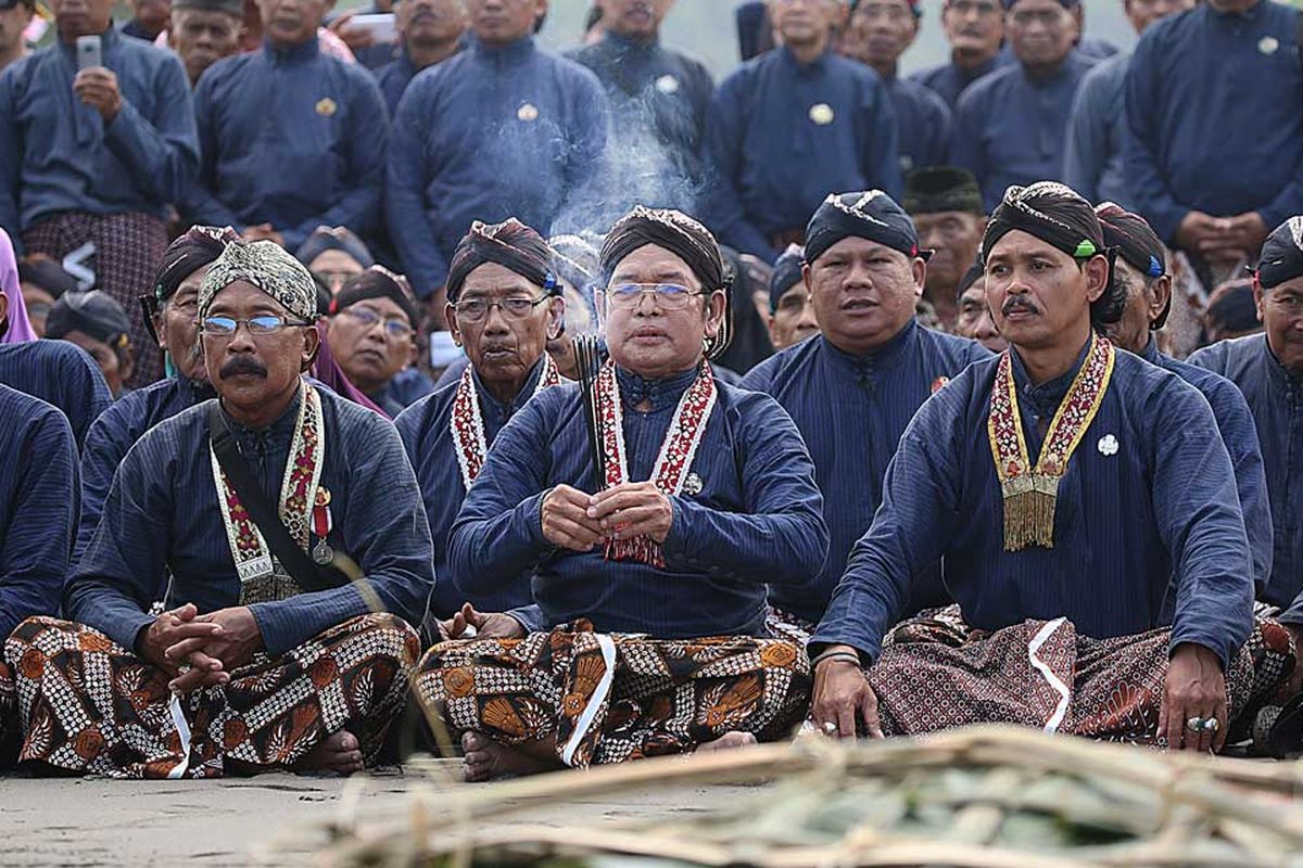 Abdi dalem Keraton Yogyakarta yang mengenakan busana pranakan. 