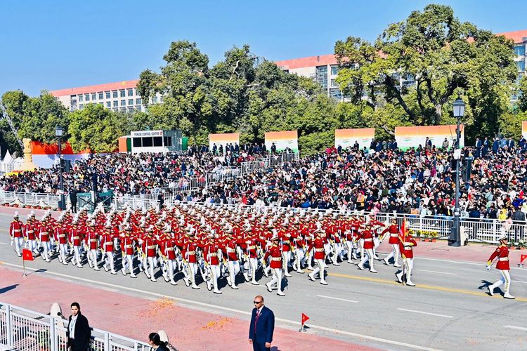 Kontingen barisan TNI dan marching band dari Akademi Militer (Akmil) Indonesia, Genderang Suling Canka Lokananta (GSCL), ikut memeriahkan parade Hari Republik ke-76 India di Kartavya Path, New Delhi, India, Minggu (26/1/2025).