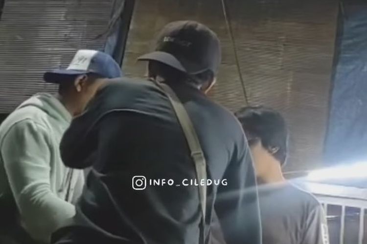 Video viral di media sosial menunjukkan dua pemuda diduga memalak seorang pedagang nasi goreng di Pondok Pucung, Karang Tengah, Kota Tangerang.