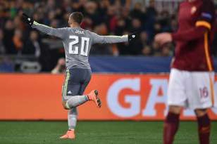 Jese Rodriguez merayakan gol ke gawang AS Roma saat Real Madrid menang 2-0 di Olimpico, Rabu (17/2/2016).