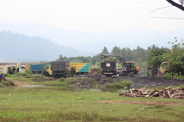 Aktivitas pertambangan di Desa bades, Kecamatan Pasirian, Kabupaten Lumajang