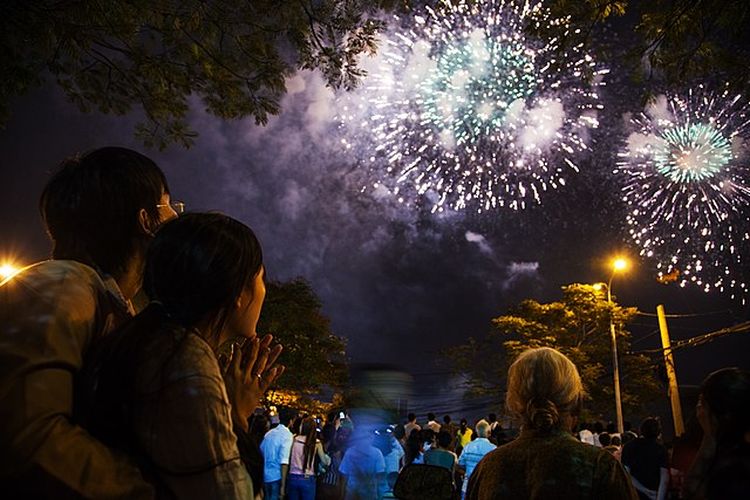 Kembang api saat Tahun Baru Imlek di Vietnam 2012