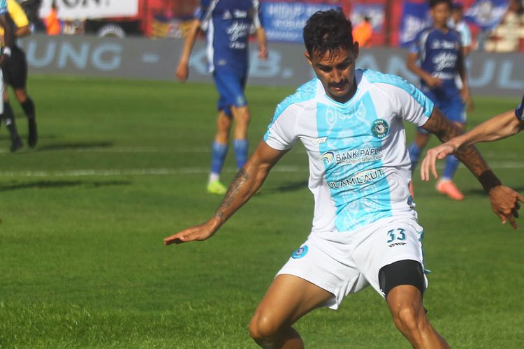 Pesepak PSIM Yogyakarta Deri Corfe (kanan) berebut bola dengan pesepak bola PSBS Biak  Pablo Andrade (kiri) pada Laga BRI Super League 2025-26 di Stadion Sultan Agung, Bantul, D.I Yogyakarta, Senin (29/12/2025). Pertadingan berakhir imbang dengan skor 2-2. ANTARA FOTO/Kala/nz