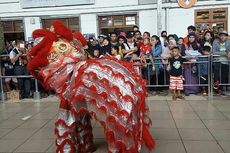 Pertunjukan Barongsai Meriahkan Stasiun Kota