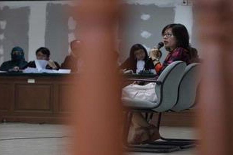 Acara persidangan dengan kasus korupsi pembangunan PLTS di Kemenakertrans dengan terdakwan Neneng Sriwahyuni, kembali di gelar oleh majelis hakim pengadilan Tindak Pidana Korupsi (Tipikor), Jakarta, Selasa (4/12/2012). Agenda sidang kali ini mendengarkan keterangan saksi-saksi. Saksi yang hadir antara lain  Arifin Ahmad dan Mindo Rosalina Manulang 

