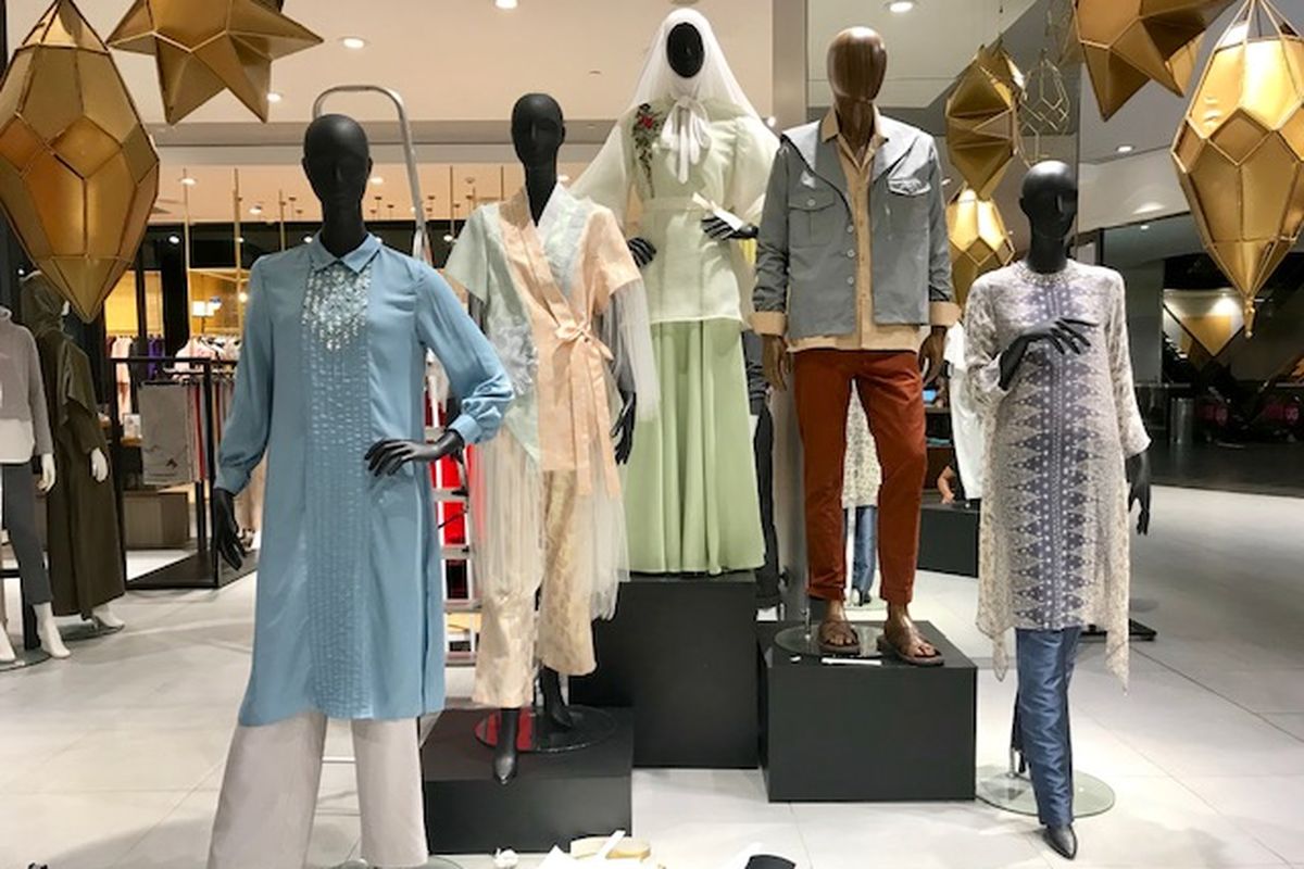 Beberapa koleksi Lebaran 2019 karya desainer Indonesia di Central Dept Store mal Grand Indonesia Jakarta.