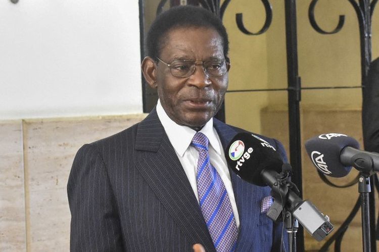 Presiden Guinea Khatulistiwa Teodoro Obiang Nguema Mbasogo berbicara setelah memberikan suaranya di tempat pemungutan suara bekas Kementerian Luar Negeri di Malabo selama pemilihan presiden, legislatif, dan kotapraja Guinea Khatulistiwa pada 20 November 2022.