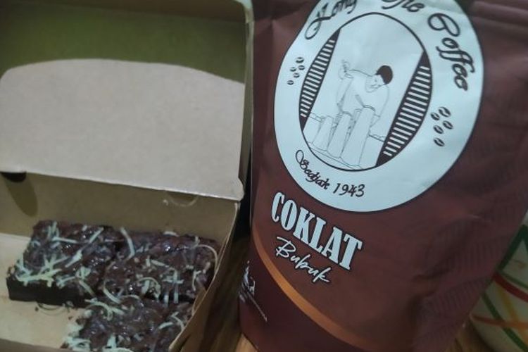 Brownies basah yang pembuatannya menggunakan cokelat bubuk Kong Djie dari Tanjung Pandan, Belitung, Provinsi Bangka Belitung.