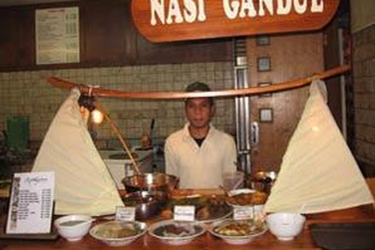 Gerai nasi gandul di Plasa Semanggi