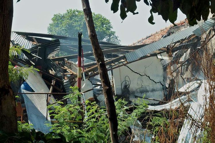 Kondisi gudang tempat penyimpanan bahan peledak dan bom temuan dari masyarakat, setelah terjadinya ledakan di gudang tersebut, di kompleks Markas Brimob Polda Jateng, di Semarang, Jawa Tengah, Sabtu (14/9/2019). Penyebab terjadinya ledakan yang juga mengakibatkan kerusakan pada sejumlah rumah warga itu masih dalam penyelidikan polisi.