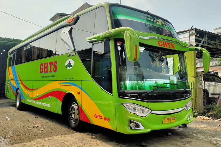 Bus Gunung Harta Transport Solution di pool Bubulak Bogor. Bus Gunung Harta Solutions melayani rute Jakarta-Blitar.