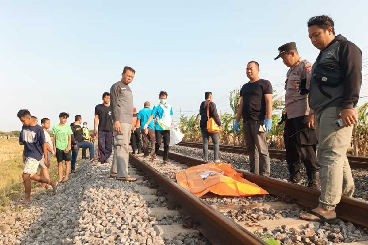 Diduga tersandung dugaan kasus pencabulan terhadap anak dibawha umur, seorang kakek di Ngawi nekat mengakhiri hidup dengan menabrakkan diir ke KA KA Majapahit relasi Pasar Senen – Malang. Di sekitar lokasi warga menemukan surat yang diduga ditulis oleh korban.