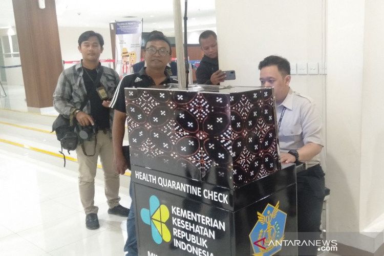Pemeriksaan thermo scanner di Bandara Adi Soemarmo saat datangnya wisatawan asal China. 