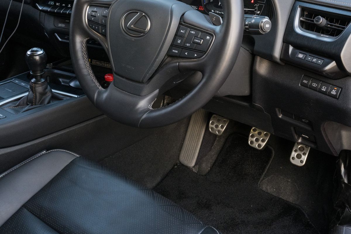 Lexus RZ model transmisi sekuensial ini dilengkapi pedal kopling