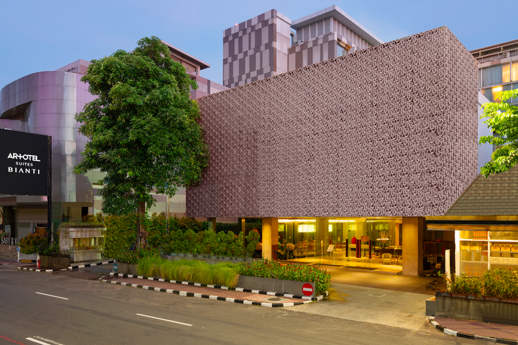 Facade atau bagian depan bangunan Artotel Suites Bianti - Yogyakarta.