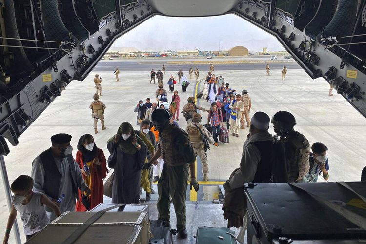 Dalam foto yang disediakan oleh Kementerian Pertahanan Spanyol dan diambil di Kabul, Afghanistan, orang-orang menaiki pesawat A400 angkatan udara Spanyol sebagai bagian dari rencana evakuasi di bandara Kabul di Afghanistan, Rabu 18 Agustus 2021. 