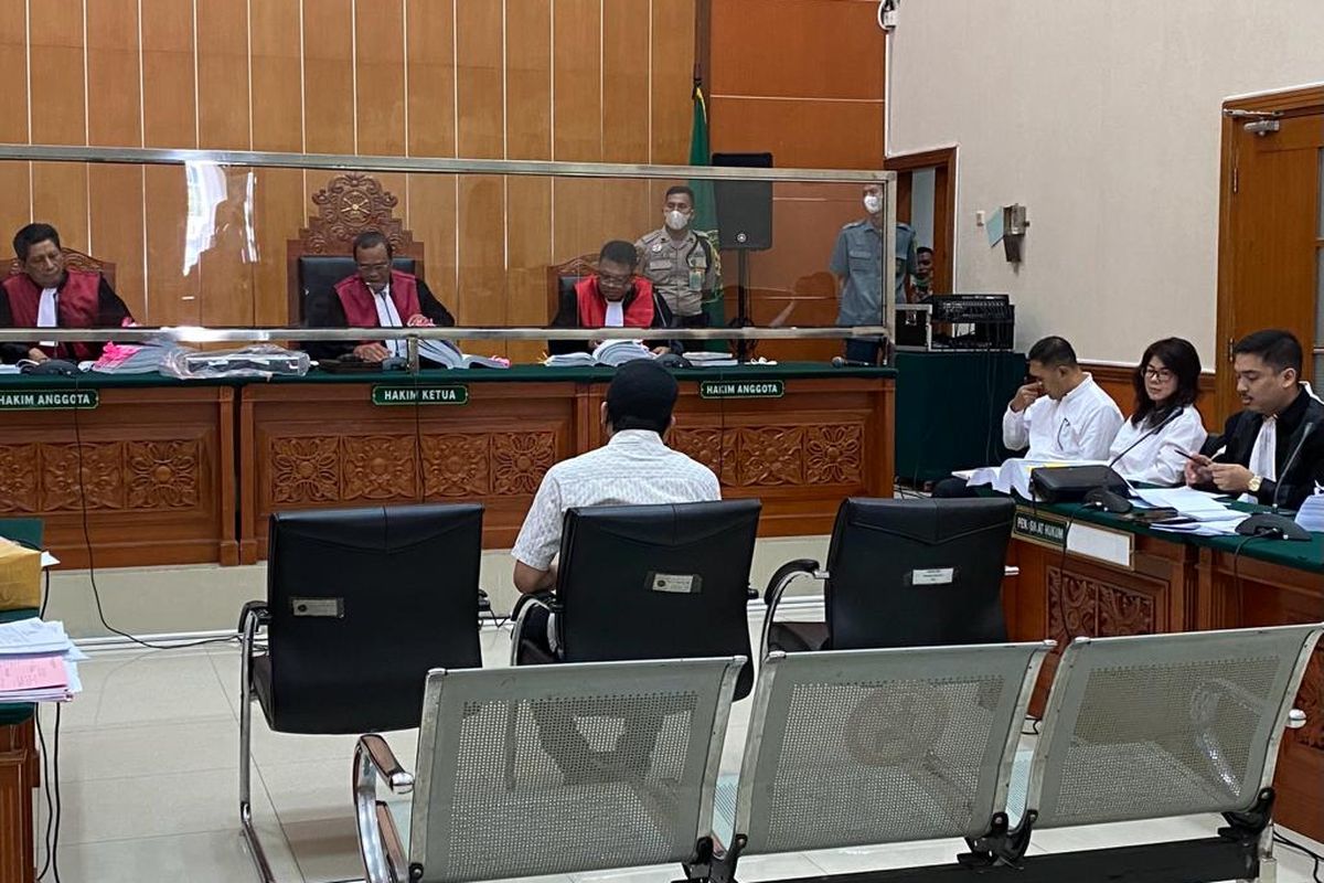 Anggota opsnal Satresnarkoba Polres Jakarta Barat Ahmad Darmawan alias Ambon dalam persidangan tiga anak buah Teddy Minahasa di Pengadilan Negeri (PN) Jakarta Barat, Rabu (15/2/2023).