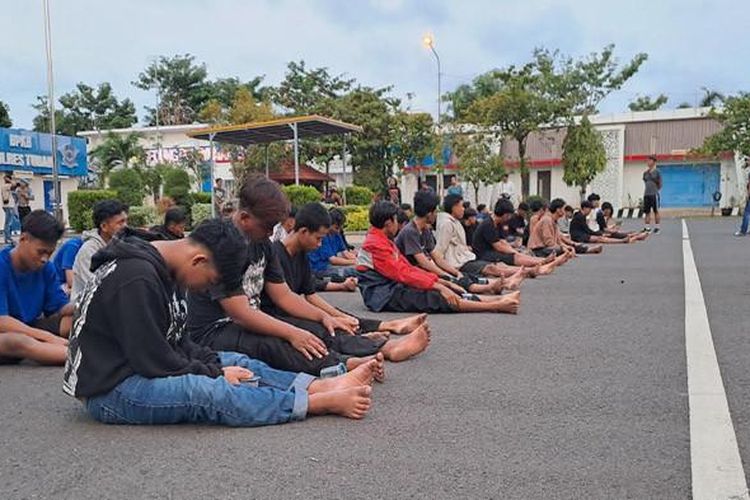 Polres Tuban menggagalkan pertemuan konvoi motor orang dewasa dan anak yang akan merencanakan pertemuan di Pantai Cemara. Juga ditemukan anak-anak.