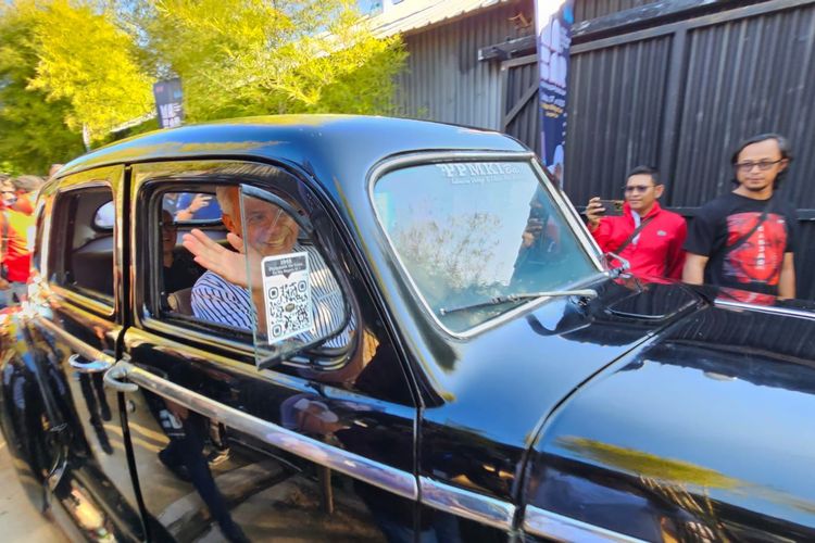 Bakal calon presiden (bacapres) PDI-P Ganjar Pranowo saat menumpang mobil klasik milik istri Presiden Pertama RI Soekarno, Fatmawati di Kebon Vintage, Bali untuk menemui dan berbincang dengan generasi muda, Sabtu (17/6/2023).