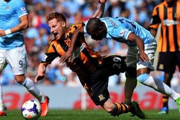 Gelandang Hull City, Stephen Quinn (2 dari kiri) berebut bola dengan gelandang Manchester City Fernandinho dalam lanjutan Premier League, Sabtu (31/8/2013). City menang 2-0.