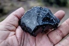 Batu Obsidian: Pengertian, Ciri-ciri, Proses Terbentuk, dan Manfaatnya