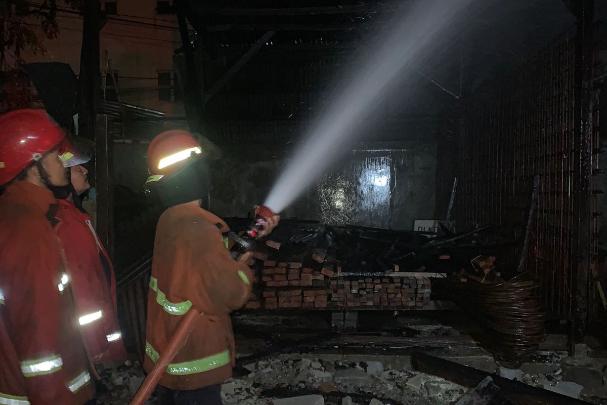 Petugas dari Dinas Pemadam Kebakaran Kota Bekasi saat memadamkan api dalam kebakaran di toko Material Fajar Baru, Bekasi Utara pada Selasa (22/11/2022) malam. Penyebab api diduga berasal dari percikan kabel listrik yang merambat ke gedung material bangunan. 