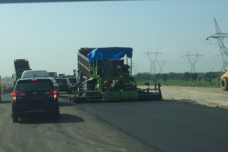 Pengaspalan pada pekerjaan Paket 2 Tol Pemalang-Batang, Sabtu (26/5/2018).