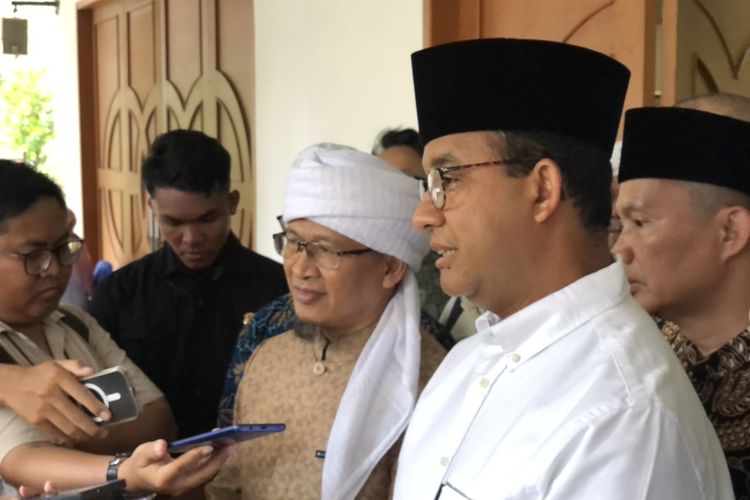 Capres nomor urut 1 Anies Baswedan bertemu dengan AA GYM di Darut Tauhiid, Kebayoran Baru, Jakarta Selatan, Senin (12/2/2024).